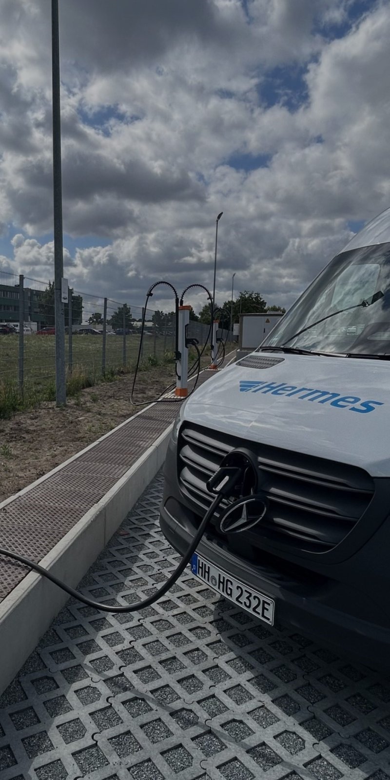 ace Group stattet Logistik-Standort von Hermes mit Ladestationen aus
